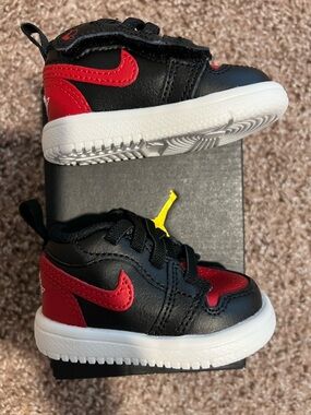 Nike Toddlers Black and Red Low-Top Sneakers